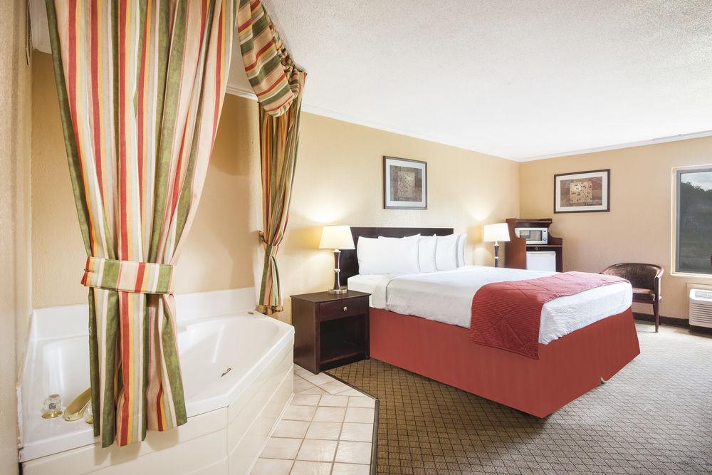 Red Roof Inn Ashtabula - Austinburg Экстерьер фото